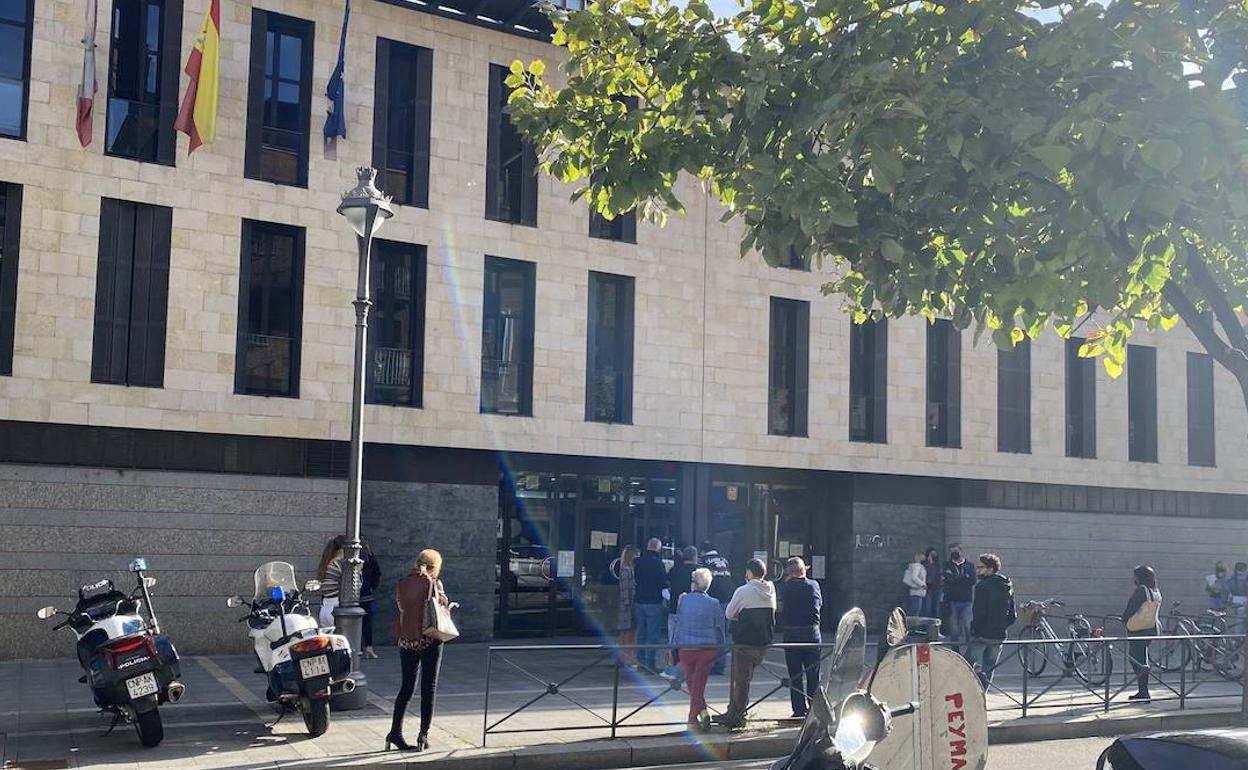 Ciudadanos esperan turno a la puerta de los juzgados de Angustias en Valladolid. 