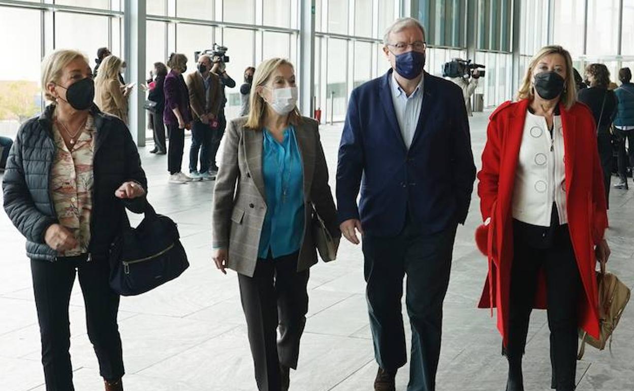 Pilar del Olmo y Antonio Silván, en Sevilla, junto a la exministra Ana Pastor y Paloma Sanz, presidenta del PP de Segovia y senadora.