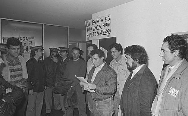 Juan Antonio Álvarez lee el manifiesto en la concentración por los precios de la patata, en los años 80. 