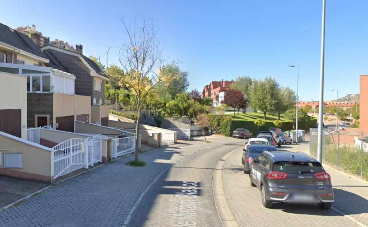 La calle Miriam Blasco, cortada este martes por descarga de materiales