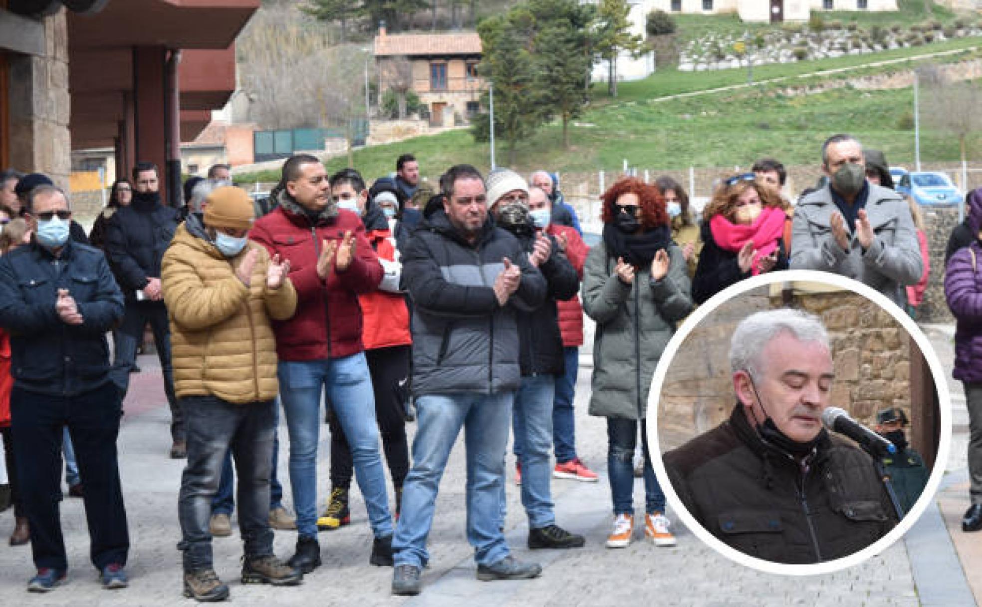 Trabajadores y representantes de sindicatos aplauden las intervenciones. En pequeño, Alfredo Alonso, presidente del comité de empresa. 