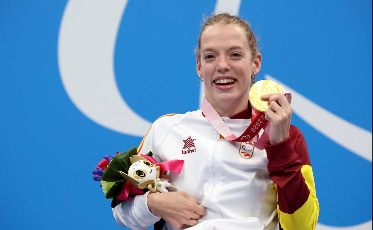 Marta Fernández posa sonriente con su medalla de oro en los 50 metros braza en los últimos Juegos Paralímpicos. 