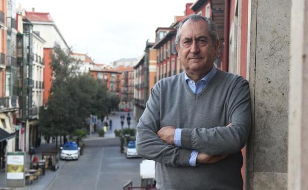 El historiador Luis Ribot, en la Plaza Mayor. 