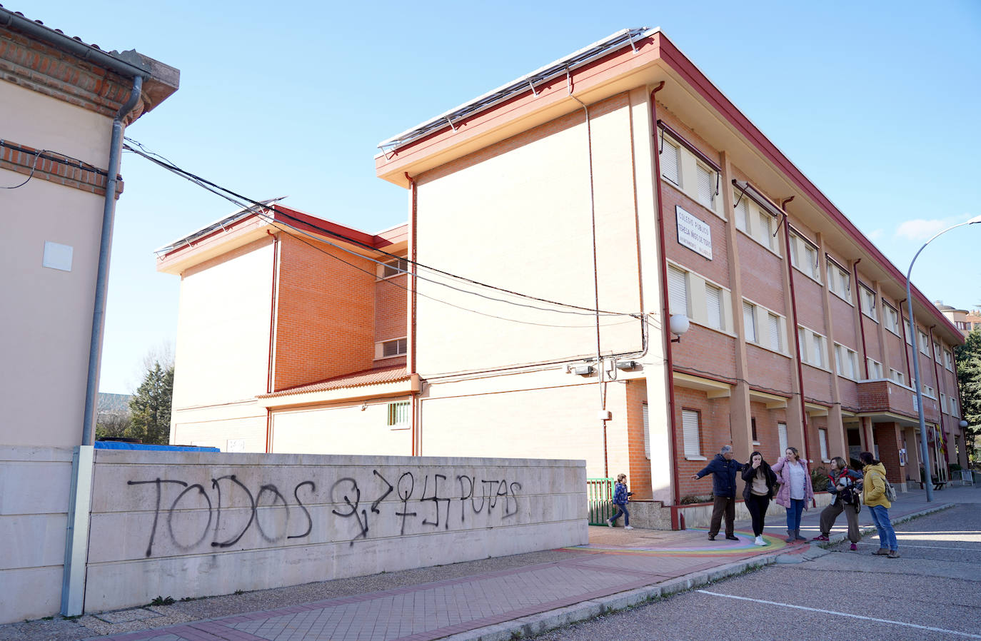 Pintadas en el colegio Íñigo de Toro. 