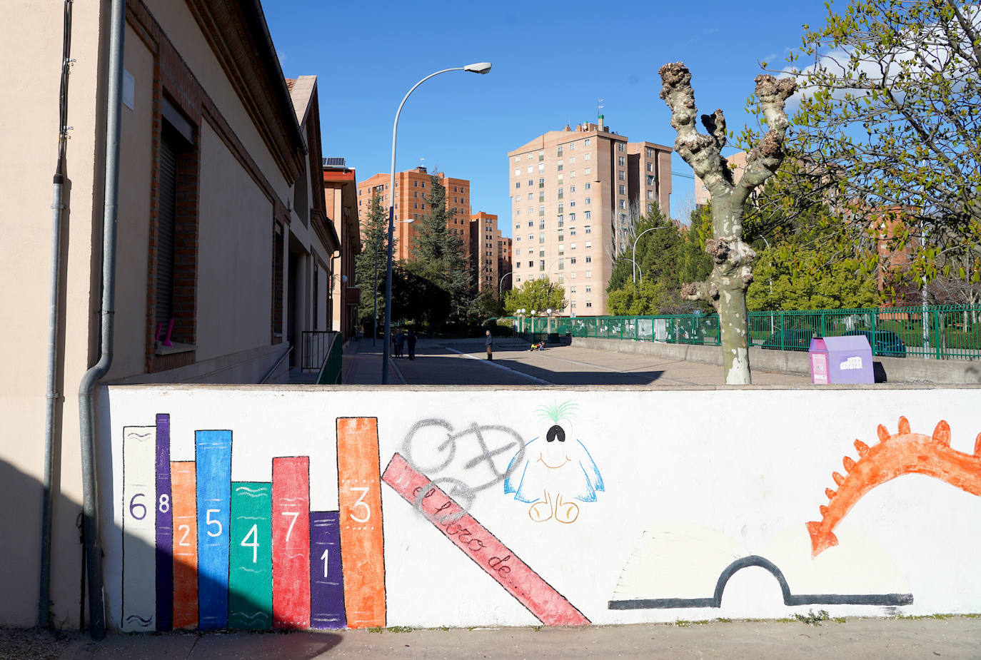 Pintadas en el colegio Íñigo de Toro. 