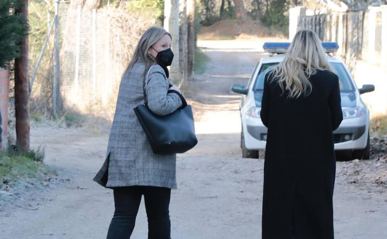 La abogada de Ramón 'El Manitas' (izquierda) llega a la vivienda de sucliente durante uno de los registros. 
