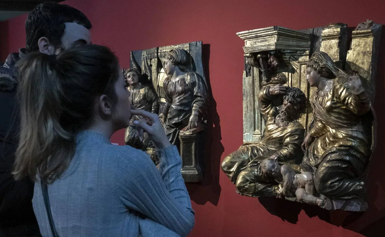 Dos visitantes observan los relieves del Museo de Escultura. 