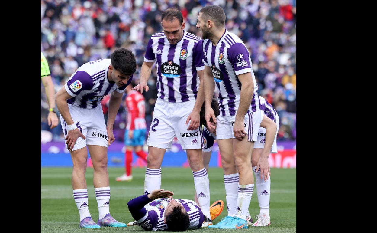 Plano, en el suelo, tras marcar el gol al Lugo y lesionarse. 