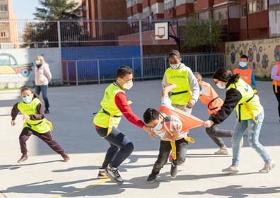 Imagen secundaria 1 - Algunas de la imágenes que ha dejado la jornada en el centro escolar. 