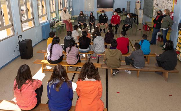 Imagen principal - Algunas de la imágenes que ha dejado la jornada en el centro escolar. 