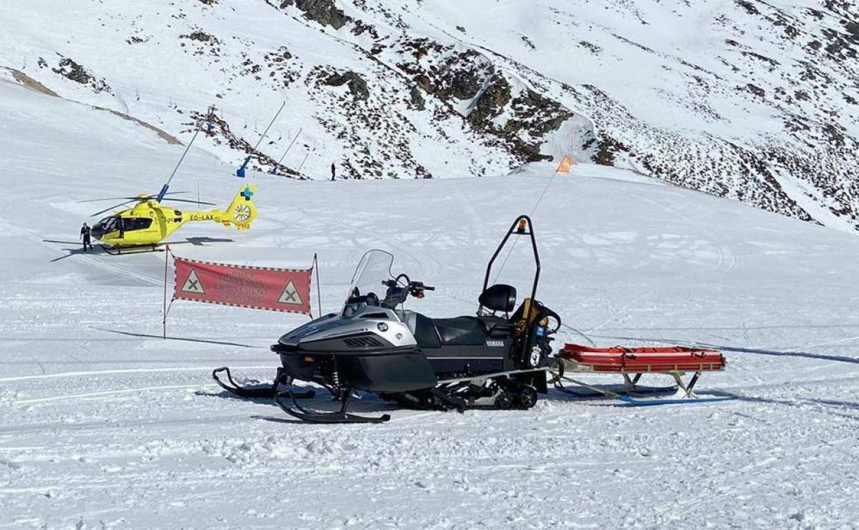 Efectivos de Emergencias en el lugar en el que se ha producido el accidente. / LEONOTICIAS