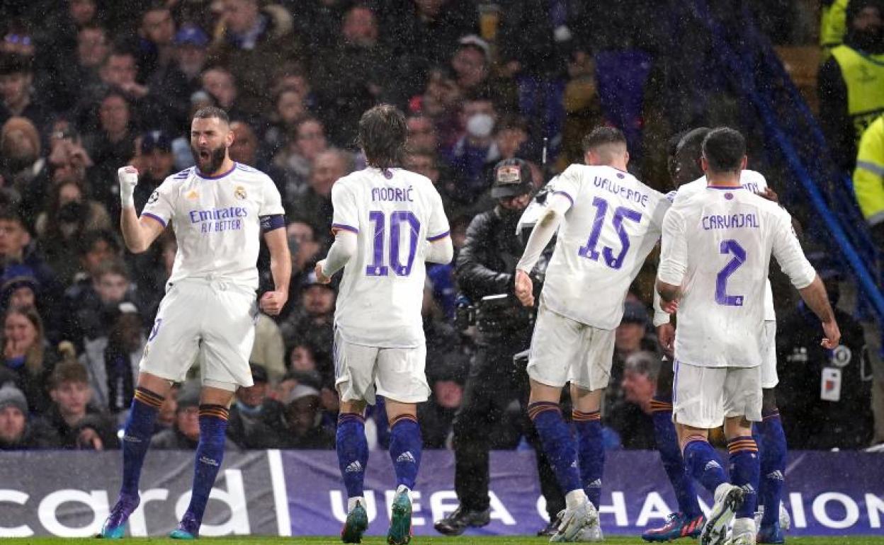 Karim Benzema celebra el primero de sus tres goles al Chelsea.