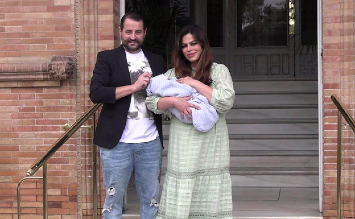 Marisa Jara con su novio, Miguel Almansa, y su hijo Tomás. 