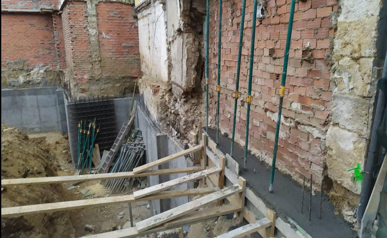Trabajos realizados para apuntalar el edificio dañado.