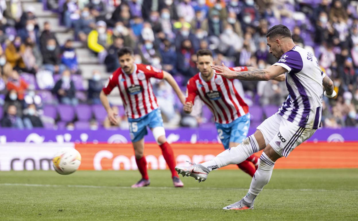 Sergio León chuta ante el Lugo el único penalti lanzando por el Real Valladolid que ha terminado en gol esta tamporada. 