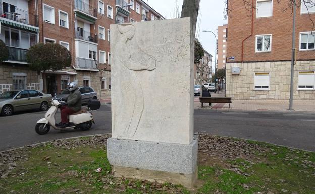 Imagen principal - Arriba, el monumento a Jesús Aramburu tras su limpieza en noviembre. Debajo, a la izquierda, la peana del monumento ya retirado. A la derecha, el relieve antes de su limpieza. 