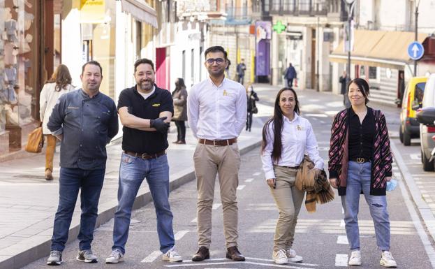 David Fernández, José Antonio Amaro, Araceli Parrado y Zebi Majed y Yujiao Wuguan, los responsables de los cuatro restaurantes de cocina internacional, en su calle.