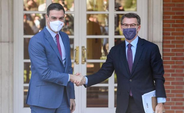 El presidente del Gobierno, Pedro Sánchez, junto al presidente del Partido Popular, Alberto Núñez Feijóo.