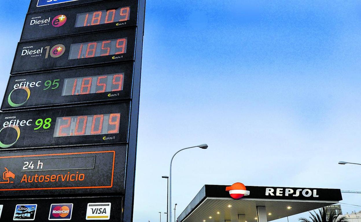 Denunciadas 18 gasolineras de Castilla y León por subir los precios el día que entró en vigor la rebaja