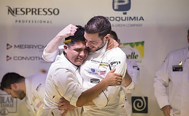 Abrazo emocionado de los cocineros William Saavedra y Cristóbal Muñoz, nada más saber que habían ganado. 