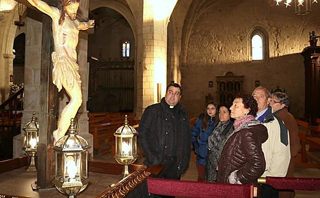 David Pérez, párroco de Ampudia, explica algunos detalles del Santo Cristo de la Buena Muerte. 