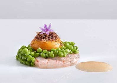 Imagen secundaria 1 - La propuesta del equipo de Ambivium comenzaba con 'Pastela Mozárabe' en un menú compuesto por 'Guisante del Maresme, quisquillas y yema ahumada', 'Raya meuniere y matices mediterráneos'. 