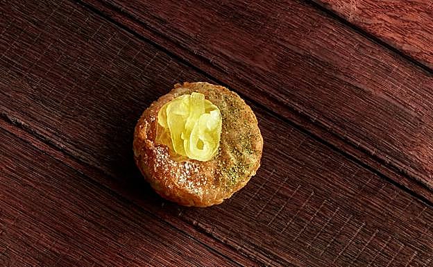 Imagen principal - La propuesta del equipo de Ambivium comenzaba con 'Pastela Mozárabe' en un menú compuesto por 'Guisante del Maresme, quisquillas y yema ahumada', 'Raya meuniere y matices mediterráneos'. 