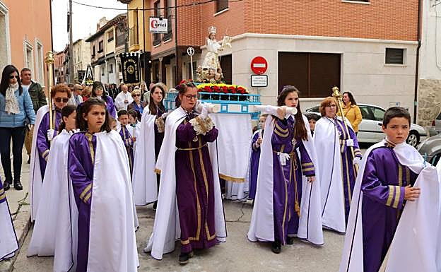 El Niño de Pascua protagoniza la Procesión del Encuentro en Baltanás. 
