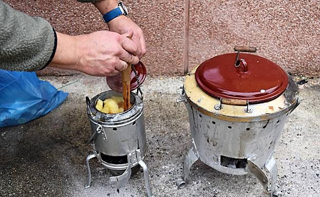 Preparativos de una de las famosas ollas ferroviarias. 