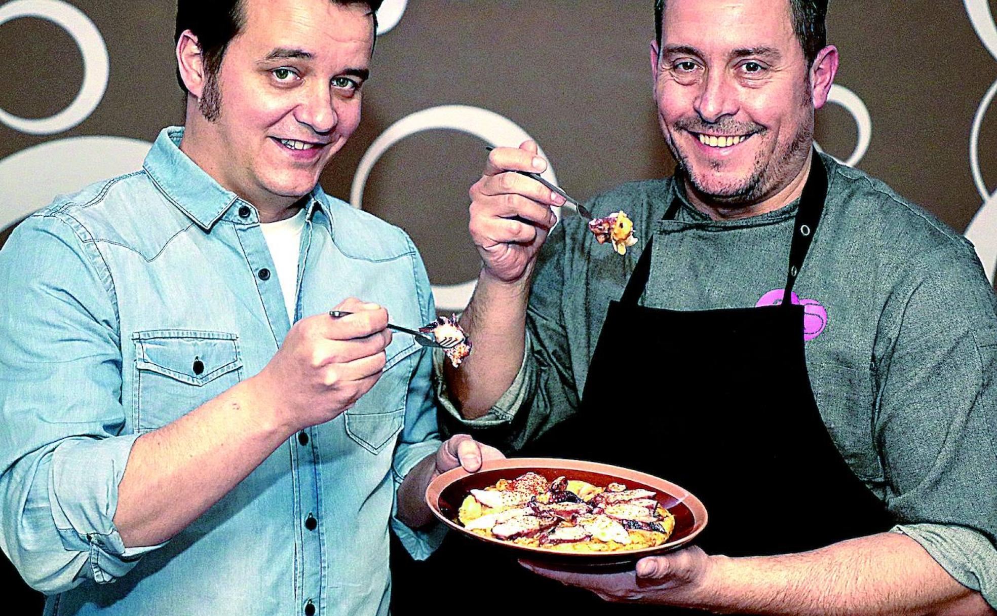 Fernando y Miguel Álvarez, del Zaguán de Mojados, muestran su tradicional tortilla de pulpo, receta que han escogido para esta Semana Santa. 