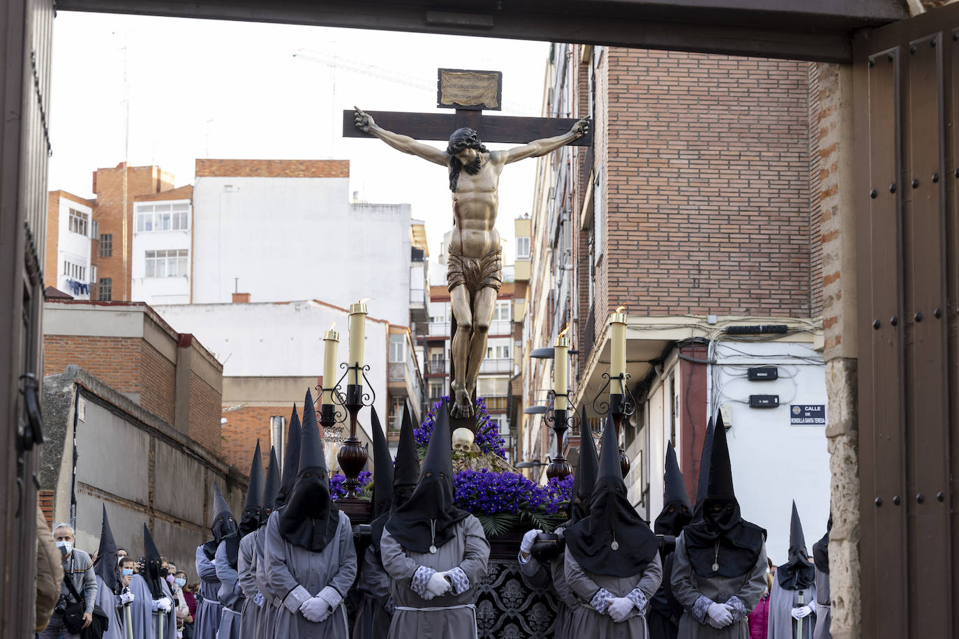Fotos: El Santísimo Cristo de las Cinco Llagas recorre las calles de Valladolid