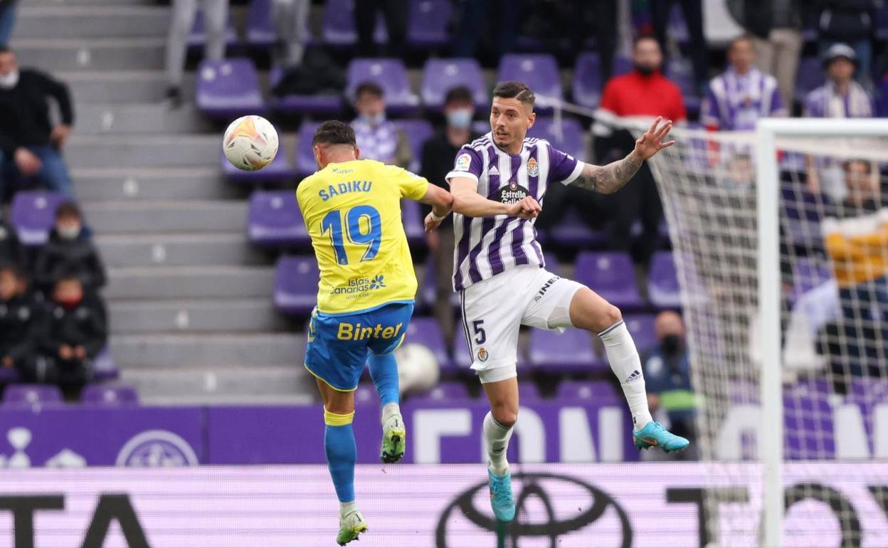 Javi Sánchez pugna por el balón ante Sadiku 