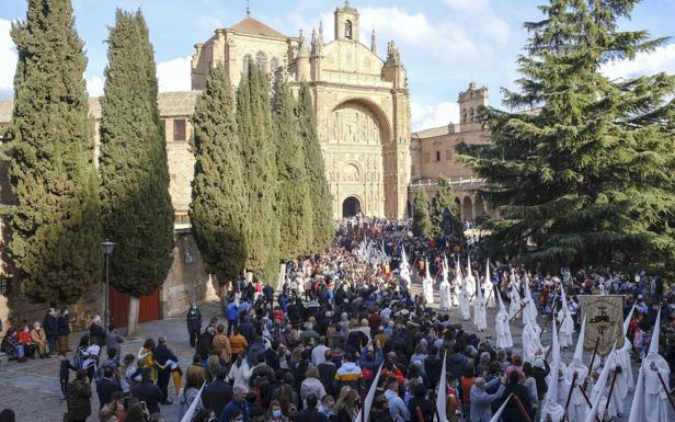 Imagen principal - El pórtico de San Esteban alumbra el estreno penitencial de la Archicofradía del Rosario en Salamanca
