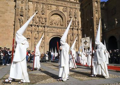 Imagen secundaria 1 - El pórtico de San Esteban alumbra el estreno penitencial de la Archicofradía del Rosario en Salamanca