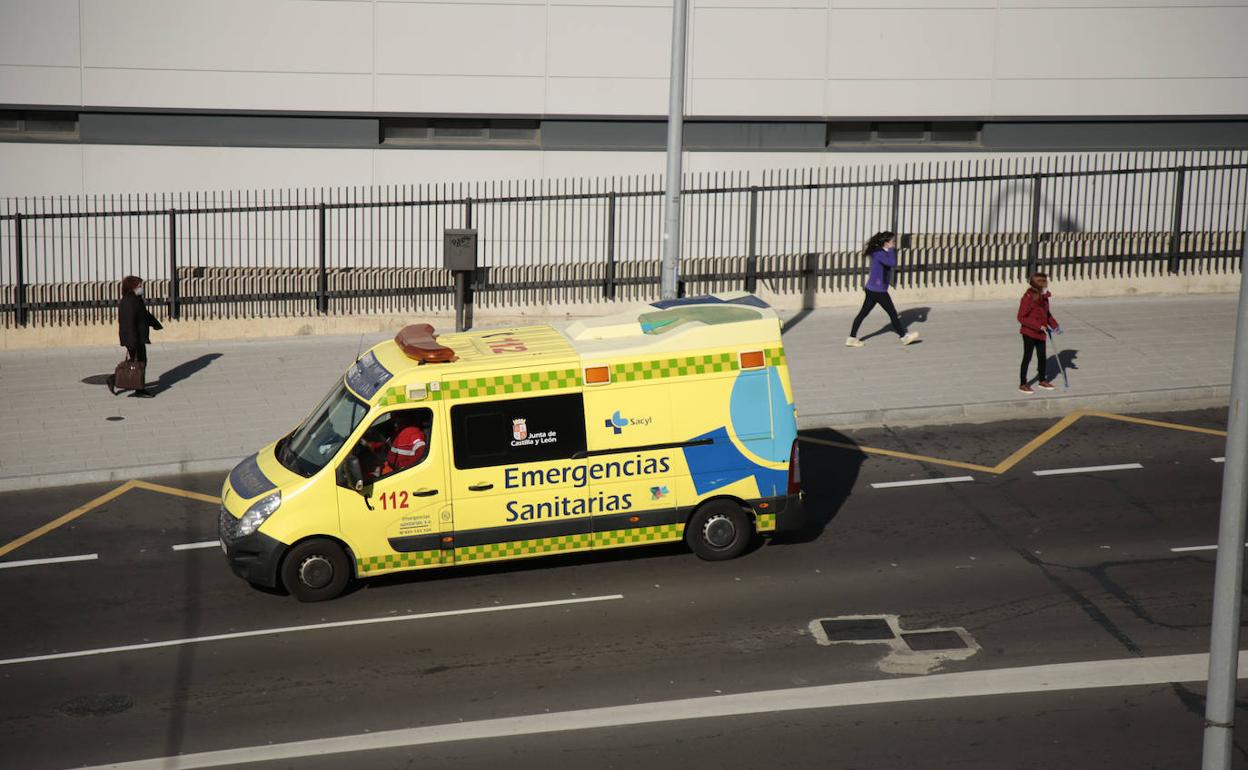 Una ambulancia de Sacyl en un servicio sanitario.