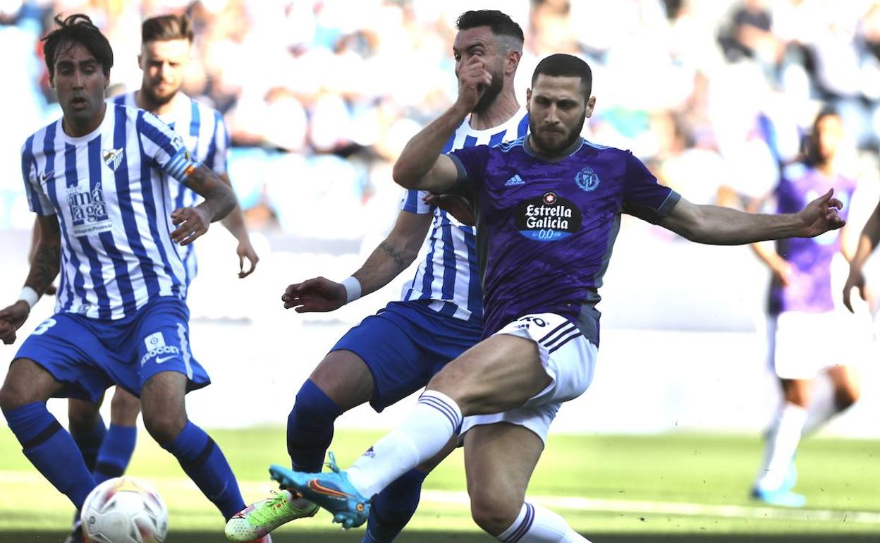Weissman remata a gol una de las acciones ofensivas del Real Valladolid. 