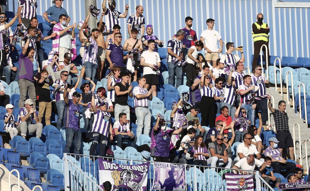 Aficionados del Real Valladolid en La Rosaleda. 