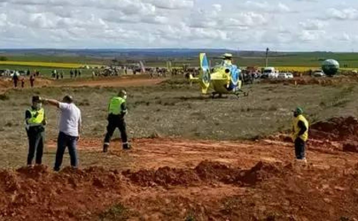 Efectivos de la Guardia Civil en la zona del accidente de Almaraz de Duero, con un helicóptero de Sacyl al fondo. 