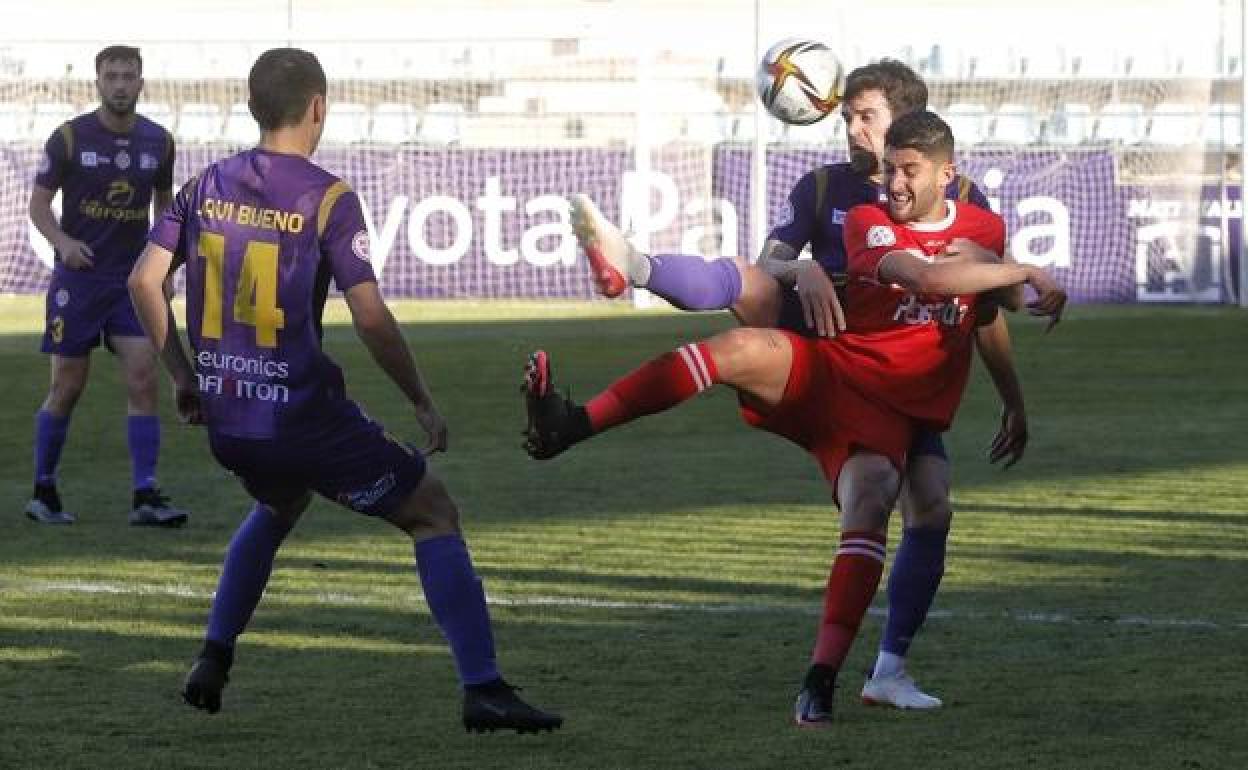 Javi Bueno y Obispo intentan robar el balón a un rival del Marino de Luanco. 