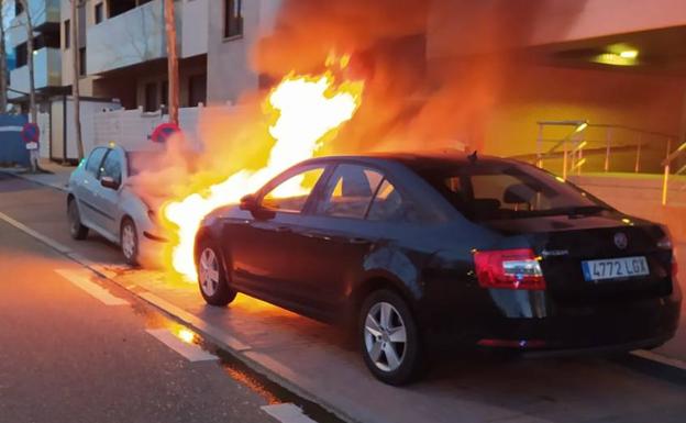 El incendio de dos coches causa fuertes explosiones en Villa del Prado