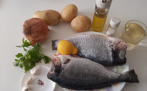 Imagen principal - Receta de dorada al azafrán al horno