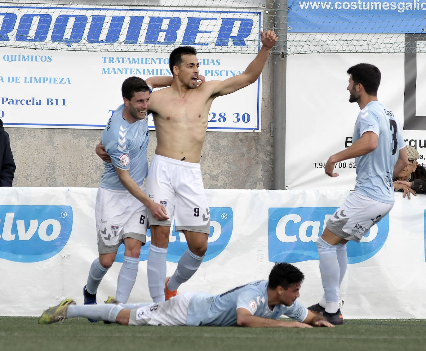 Diego Gómez celebra con Manu y Cidoncha el gol de la victoria.