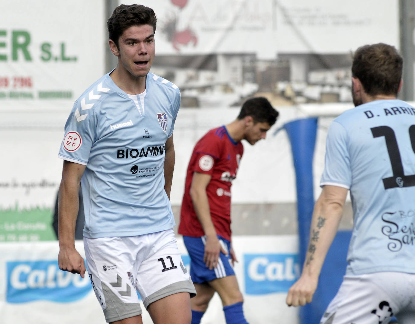 Rafa Llorente celebra el gol del empate tras el descanso.