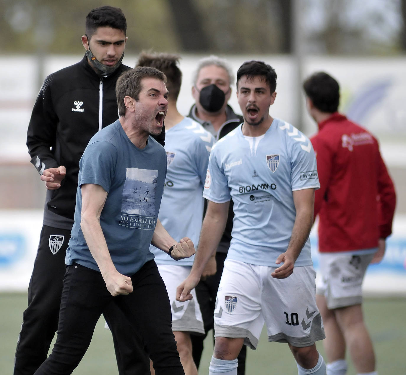 Ramsés y Borrego celebran la victoria en el banquillo de la Segoviana.