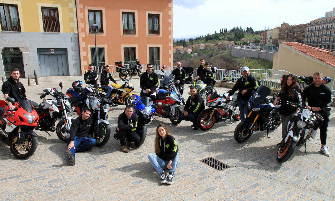 Integrantes de SegoRiders posan con sus motos en Segovia. 