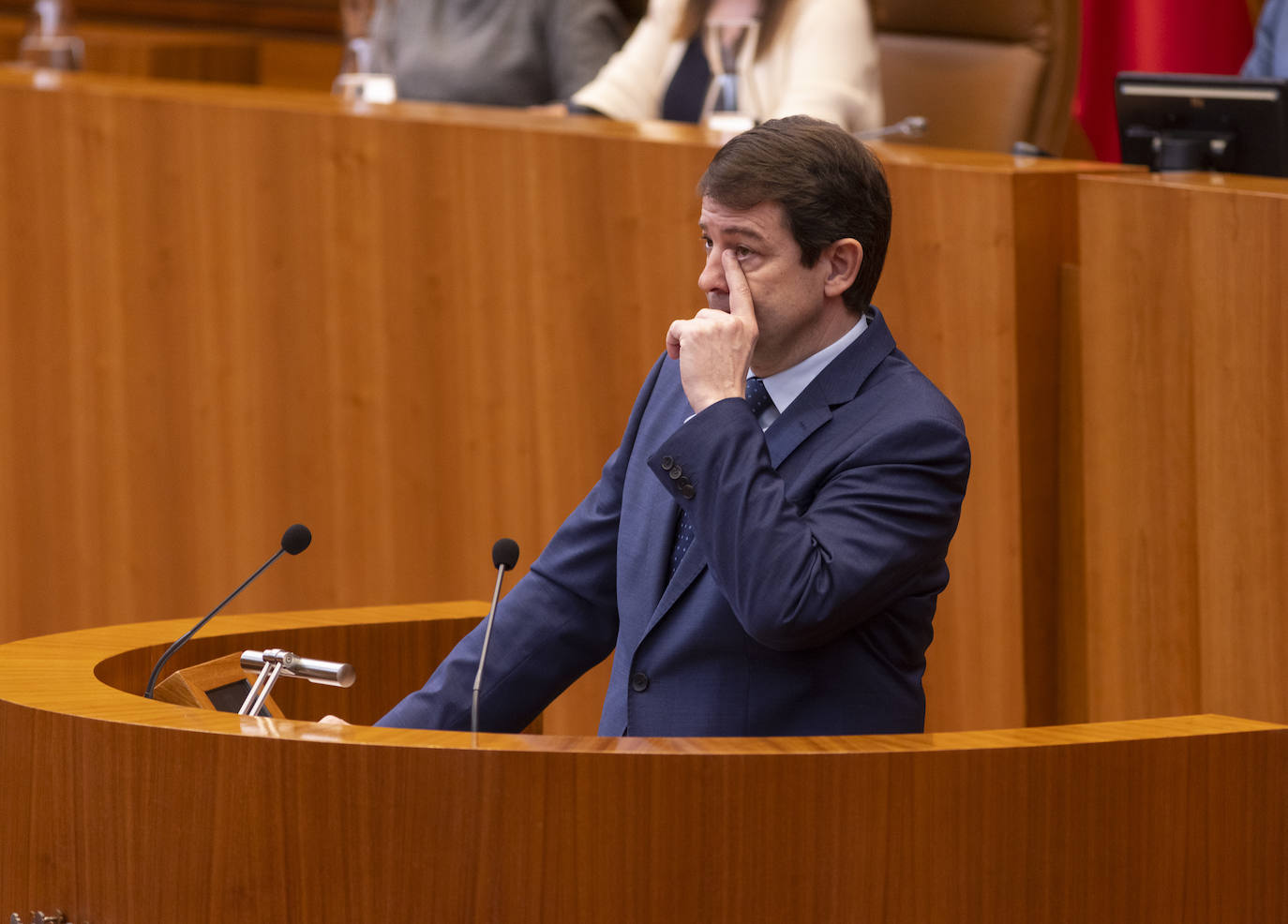 Diferentes momentos del pleno de investidura en las Cortes de Castilla y León. 