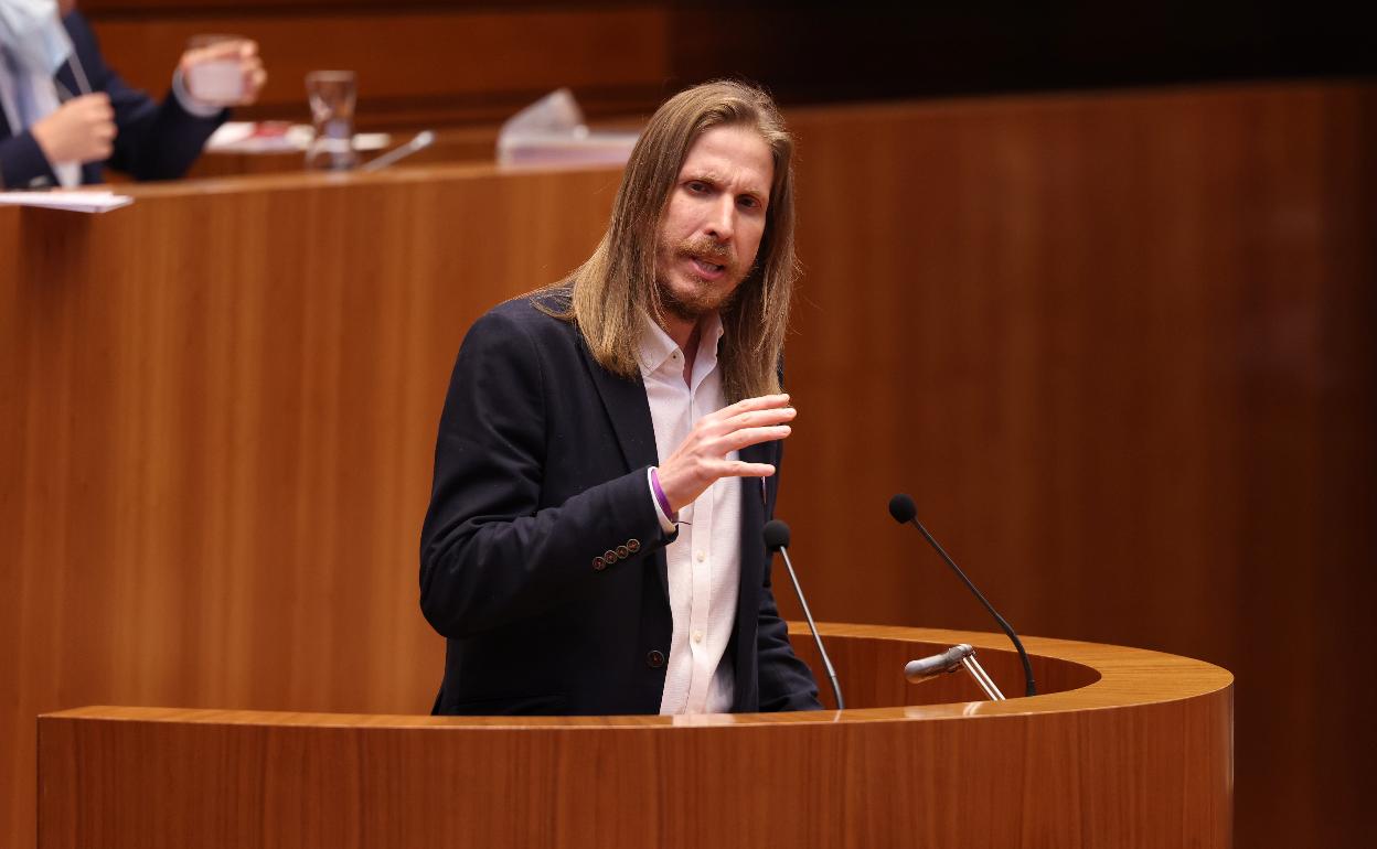 Pablo Fernández, de Unidas Podemos, se dirige a Mañueco en el hemiciclo.