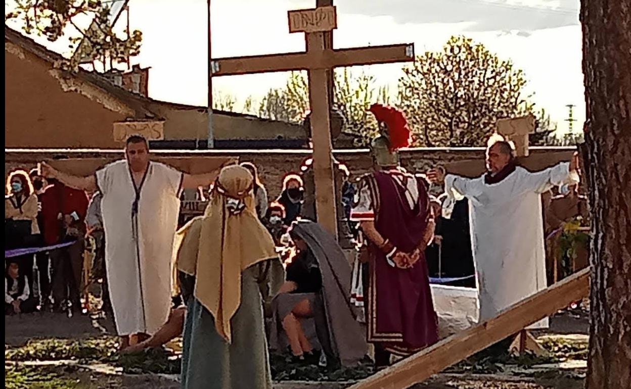 Vía crucis viviente en Saldaña.