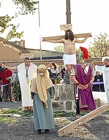 Imagen secundaria 2 - Saldaña celebra un vía crucis viviente