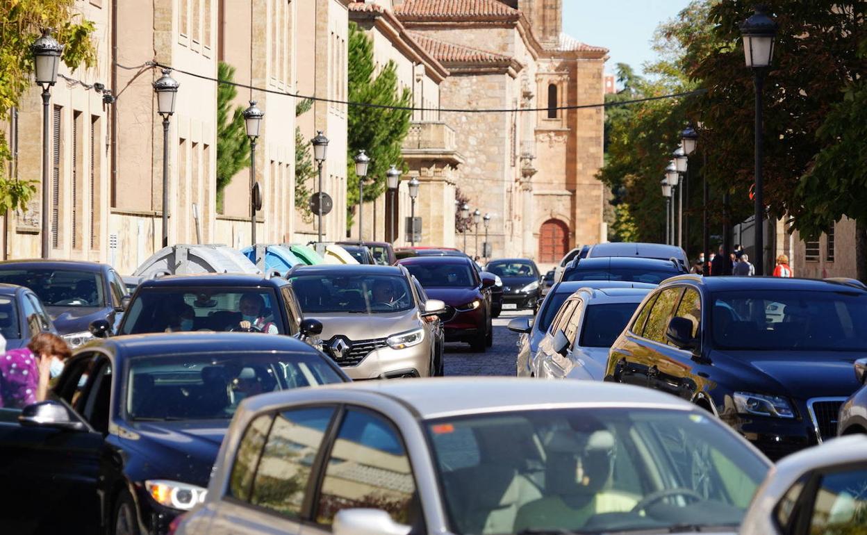 Coches circulando por la capital salmantina.